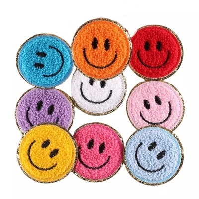 कपड़ों के लिए सजावटी पैच क्लॉथ स्टिकर पर मुस्कान चेहरा चमक सेनील आयरन